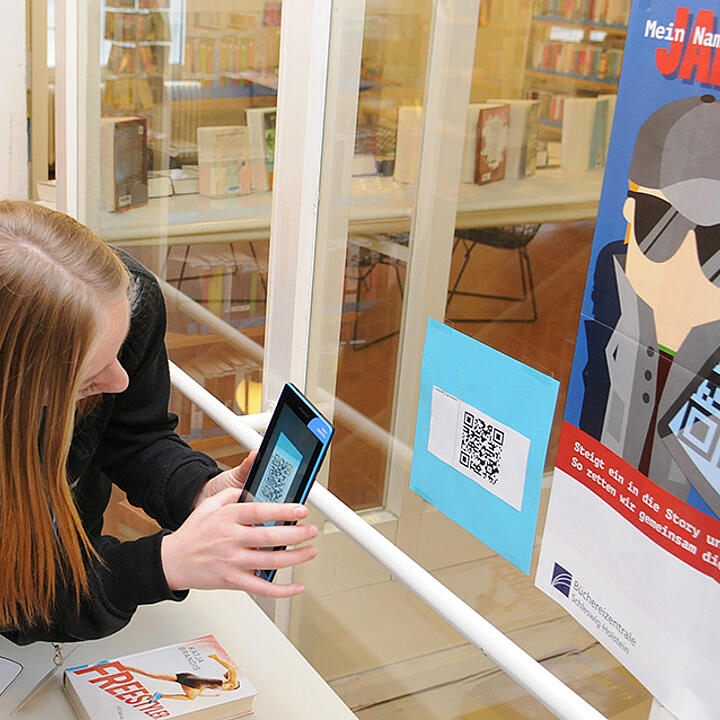 Eine Schülerin fotografiert im Zuge der QR-Code-Rallye mit James Bound mit einem Tablet einen QR-Code ab.