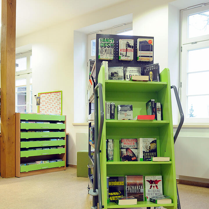 Ein modernes, mobiles Bücherregal in der Bücherei Lütjenburg.