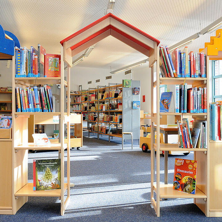 Torbogen-artiger Zugang aus Bücherregalen als Zugang zur Kinderecke in der Bücherei Tornesch.